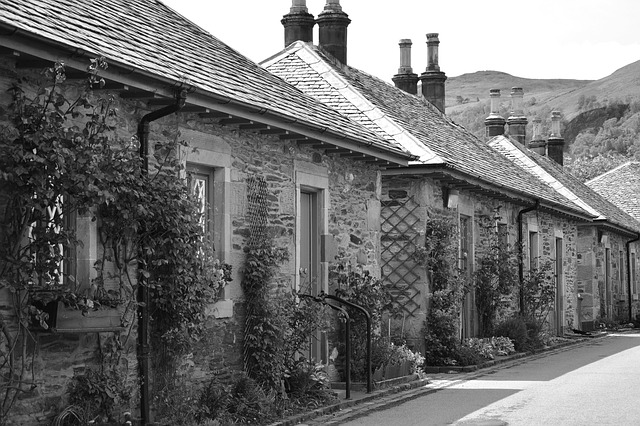 un appartement ou une maison dans une petite ville offre un meilleur compromis entre rentabilité immédiate, potentiel de valorisation et sécurité à long terme